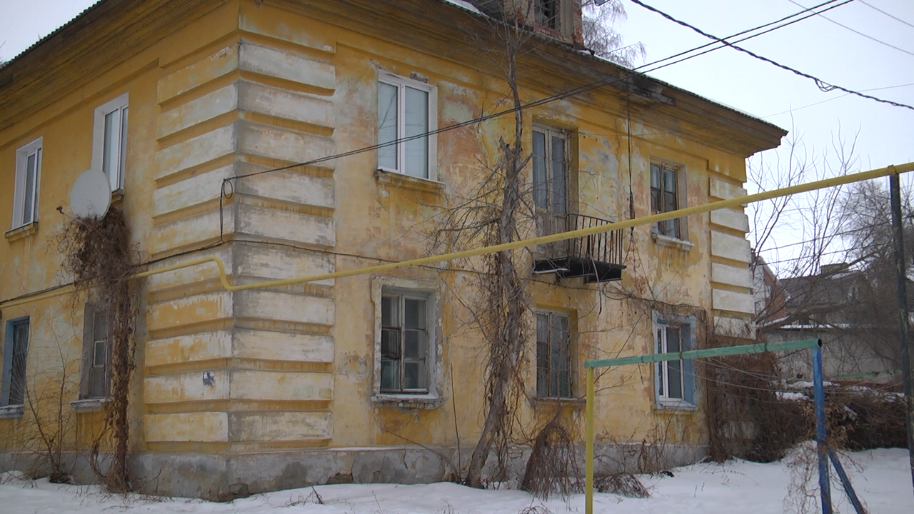 Трещины с обвалами. Жители дома по улице Фрунзе опасаются разрушения  двухэтажки — Репортер