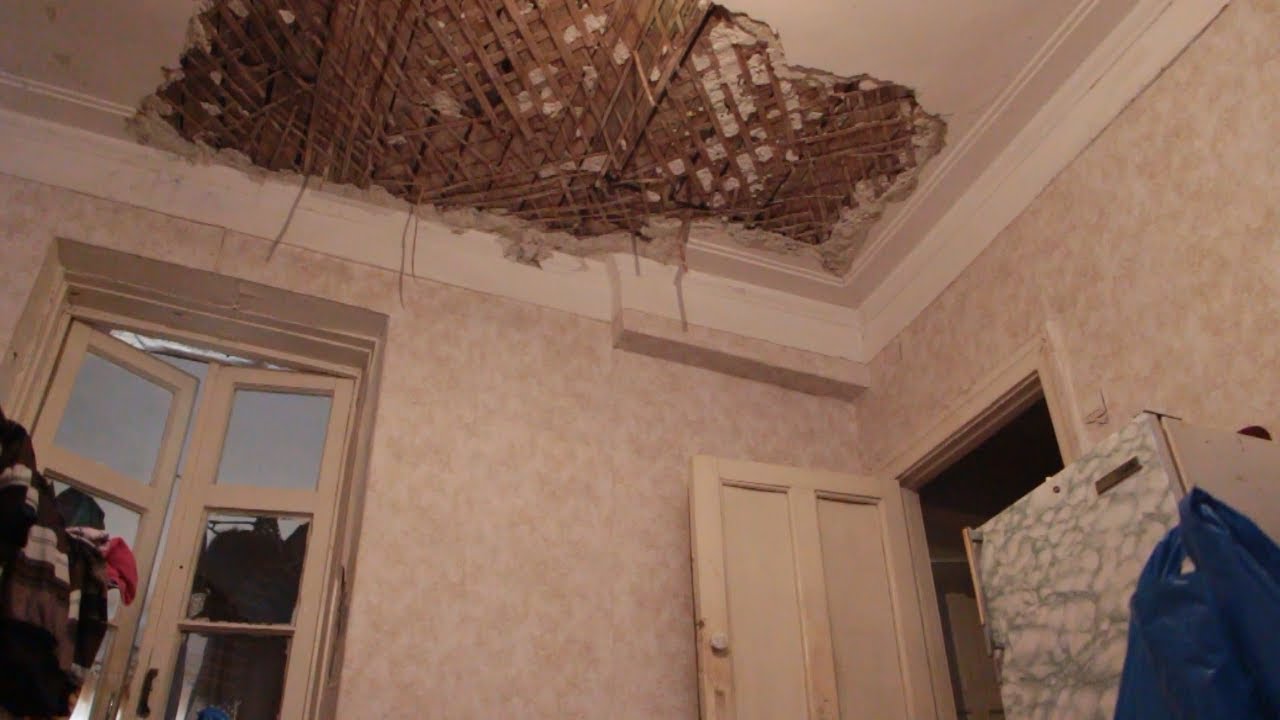 Потолок на голову. Квартиры жильцов дома по улице Автозаводской съезжают в подвал