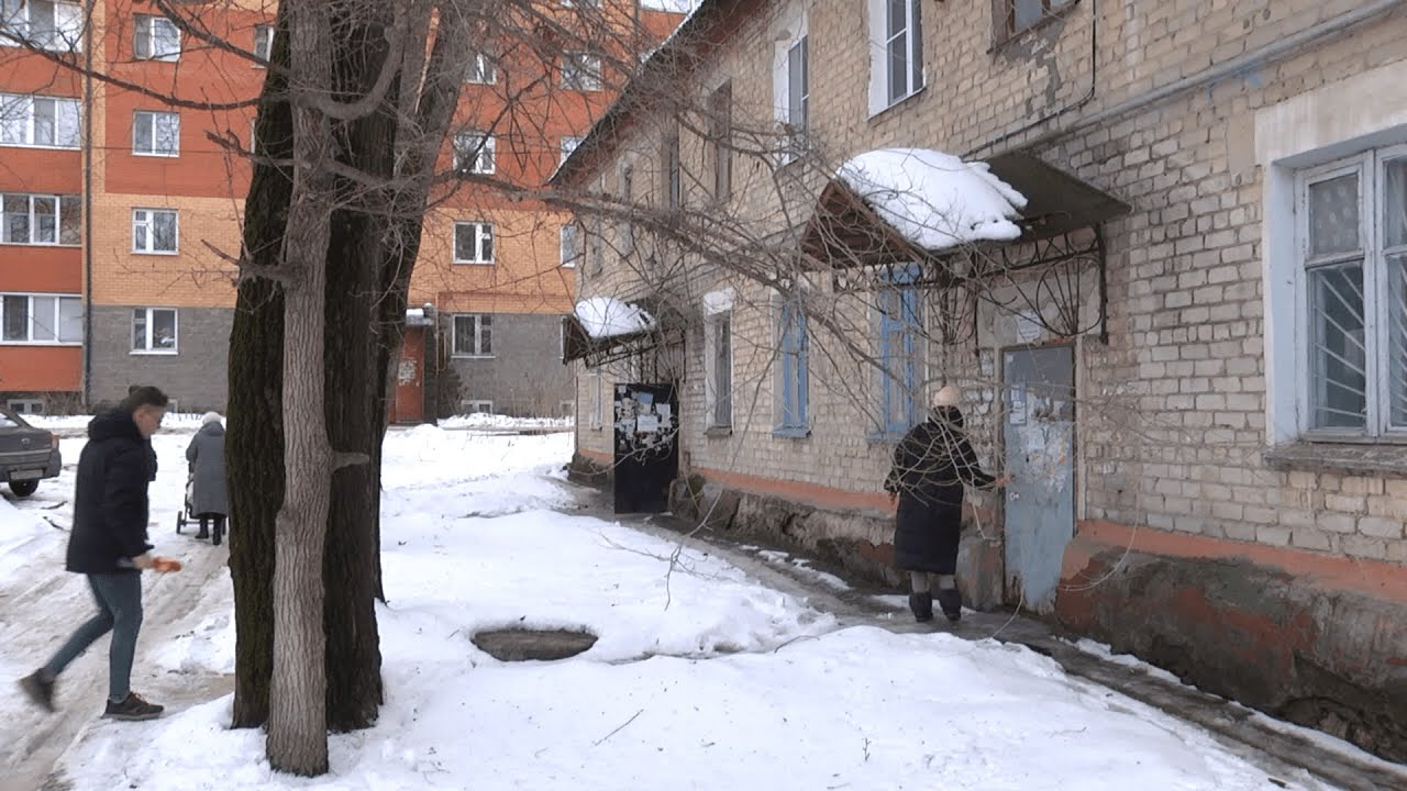 Соседи бьют тревогу. Жильцы дома по улице Автозаводской недовольны свалкой мусора под окнами