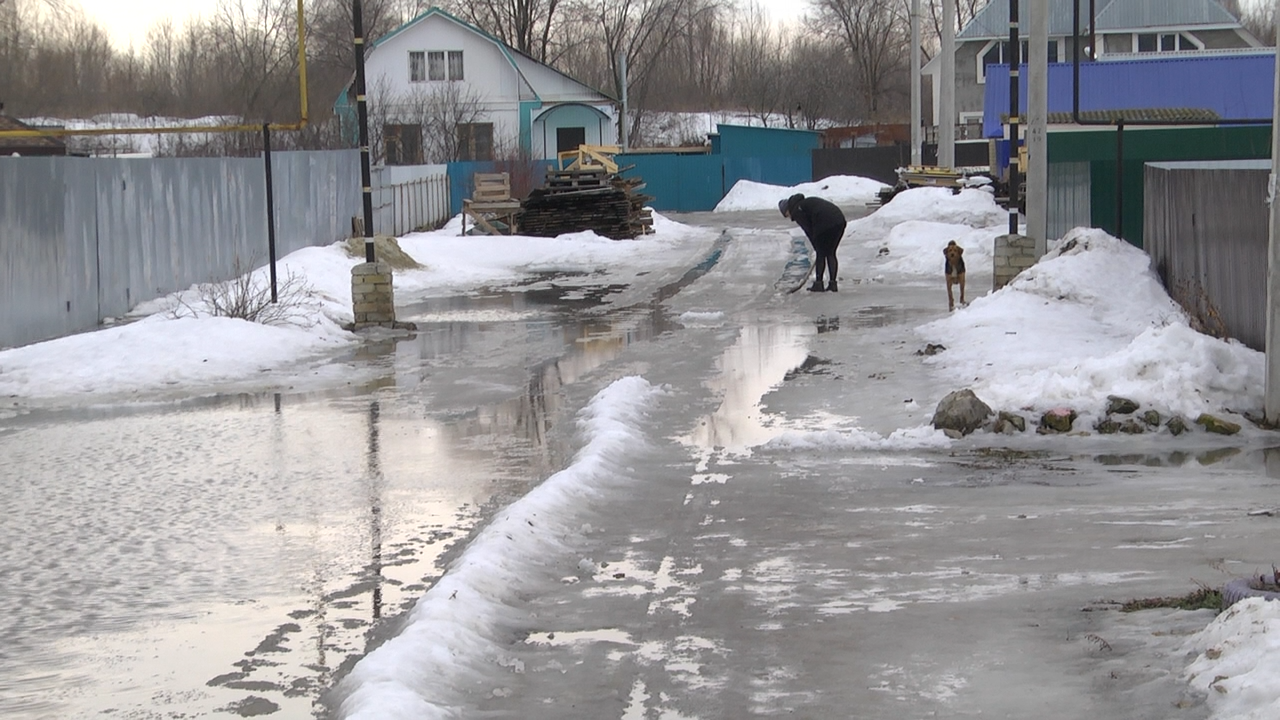 Мостовая под водой: тающий снег встал в водоотводных каналах и поднимается  — Репортер