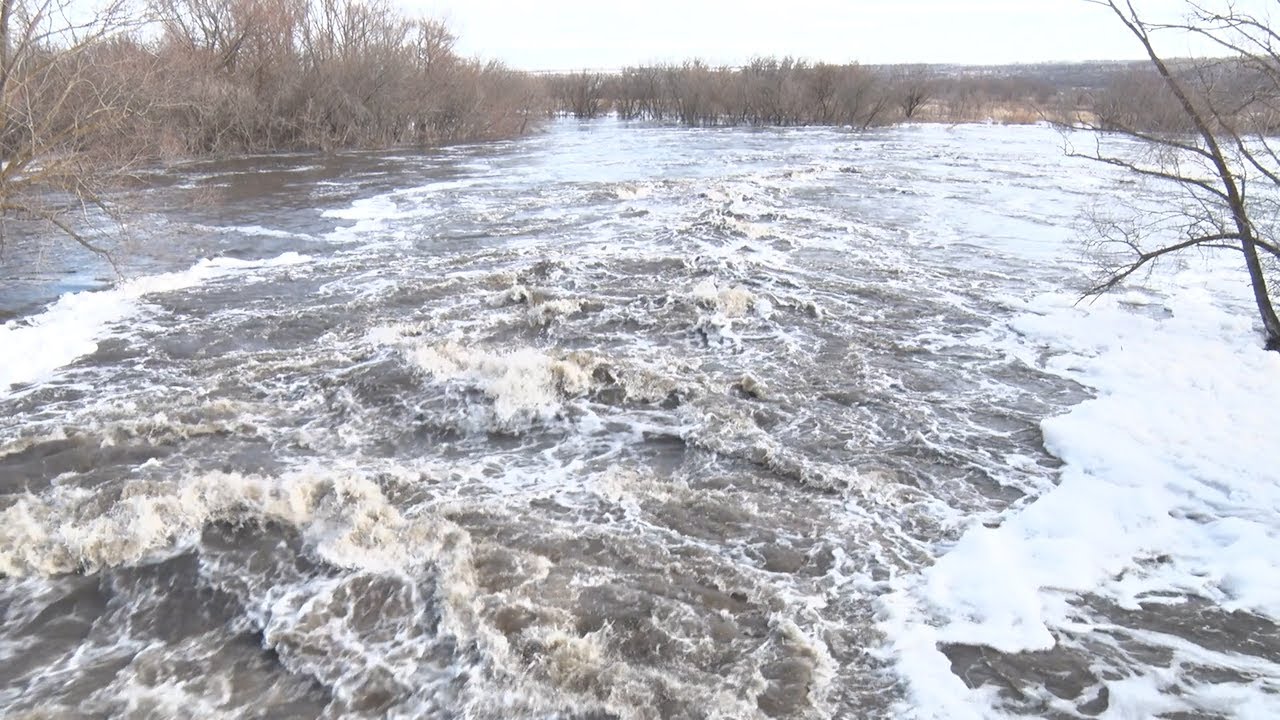 Паводок не уходит. В Ульяновске на плотинах стали чаще сбрасывать воду