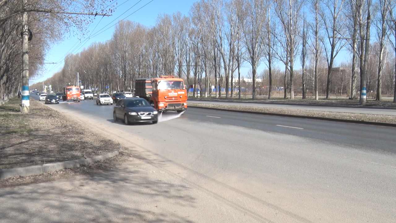 Чистый город. В Заволжье наводят порядок: мытьё асфальта, уборка смёта и  восстановление дорог — Репортер