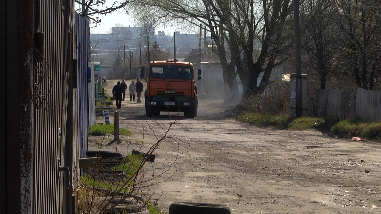 В плену прошлого века. Разбитые дороги в Пригородном: такси не едет,  школьники идут — Репортер