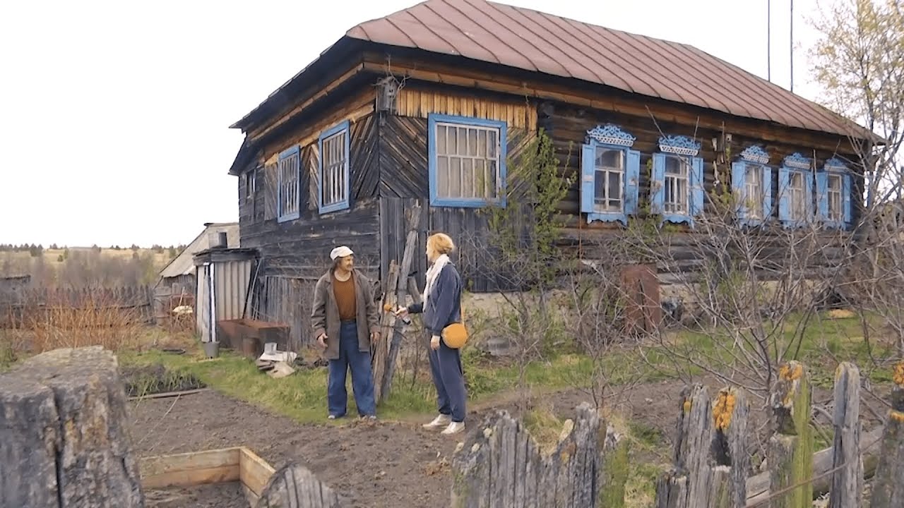 Один в деревне хутор тимура. Деревня. Один в деревне. Телевидение в деревне. Журналист в деревне.