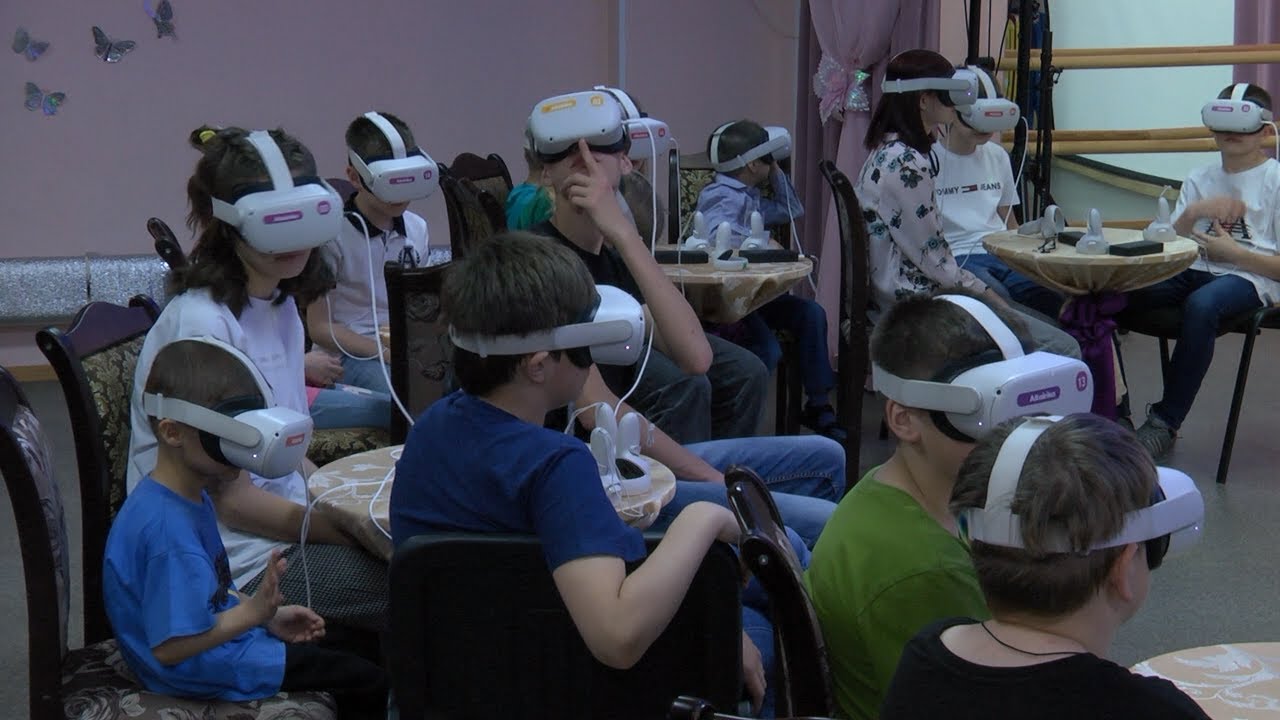 Клуб виртуальных путешественников. VR-очки познакомили ульяновских детей с красотами России и мира