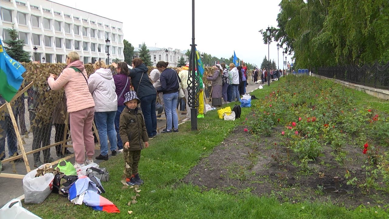 «Они плетут победу»: в День России ульяновцы сплели гигантскую маскировочную сеть