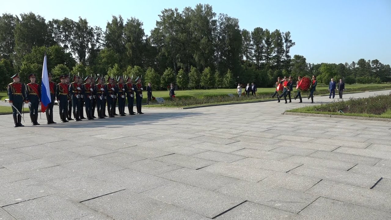 Две реки — одна судьба. На Пискаревском кладбище увековечили подвиг ульяновцев, защищавших Ленинград