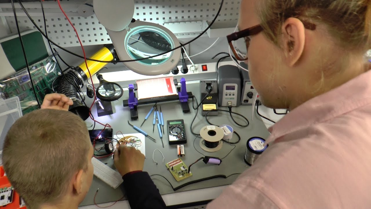 «В детстве я был радиолюбителем» — Алексей Русских пообщался с учениками школы радиоэлектроники