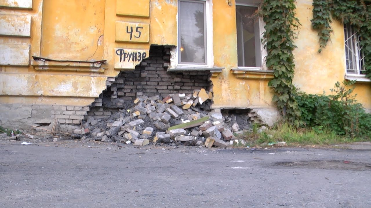 Жизнь на руинах. У жилого дома в Ульяновске отвалилась стена