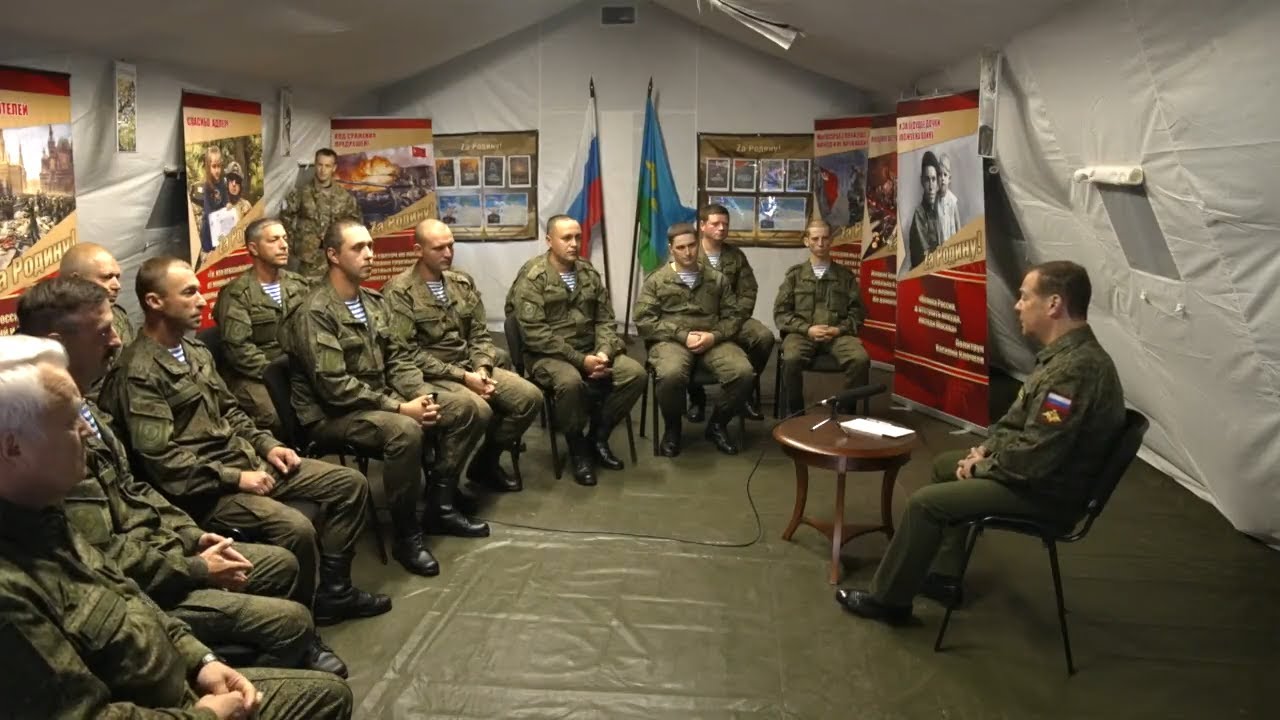 Дмитрий Медведев на полигоне в Поливно. Замглавы Совбеза пообщался с бойцами ВДВ