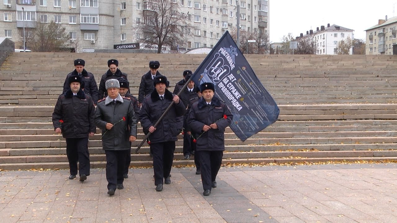 Ульяновские полицейские торжественно подняли символ 100-летия службы участковых уполномоченных