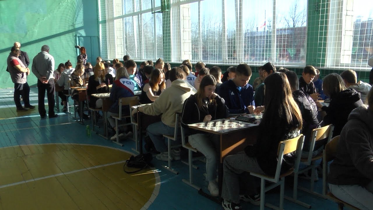 Русские шашки в игре: ульяновские студенты сразились с двукратным чемпионом мира