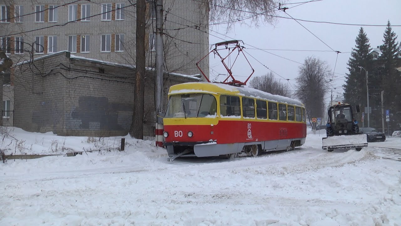 В Ульяновске со снегом и лютой метелью справляются героические дворники