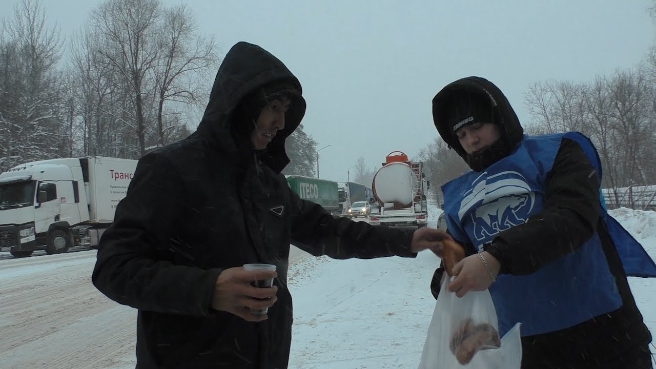 Димитровградские волонтеры накормили водителей большегрузов, застрявших на трассе