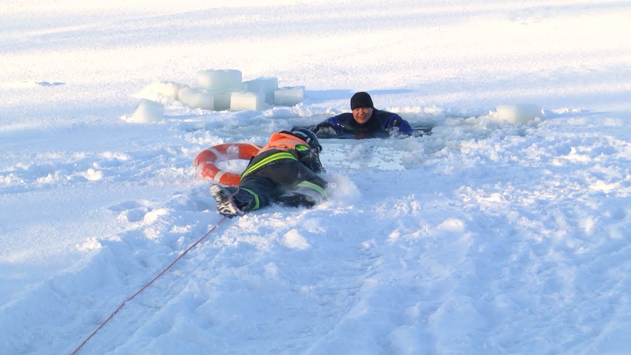Ульяновские спасатели провели тренировку по спасению людей, провалившихся под лёд