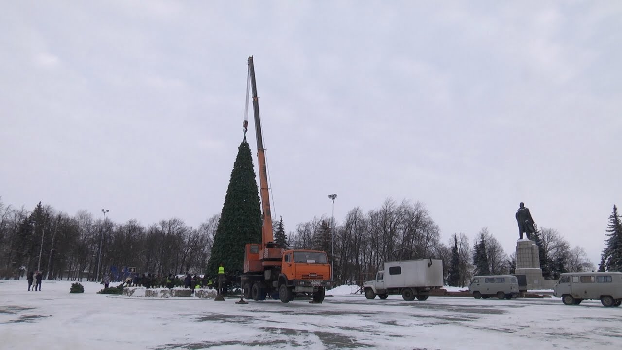 Главную новогоднюю ёлку Ульяновска собирают на Соборной площади