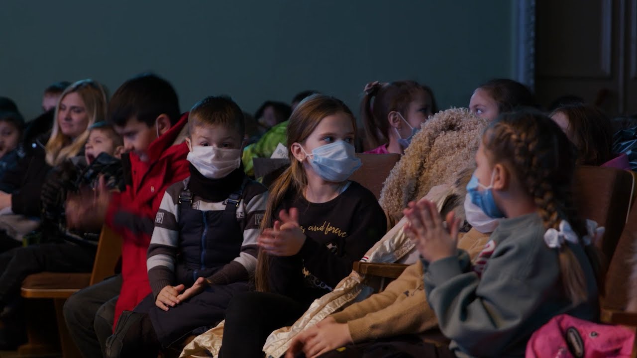 Сказка с доставкой: димитровградские театралы показали новогодний спектакль детям из Лутугино