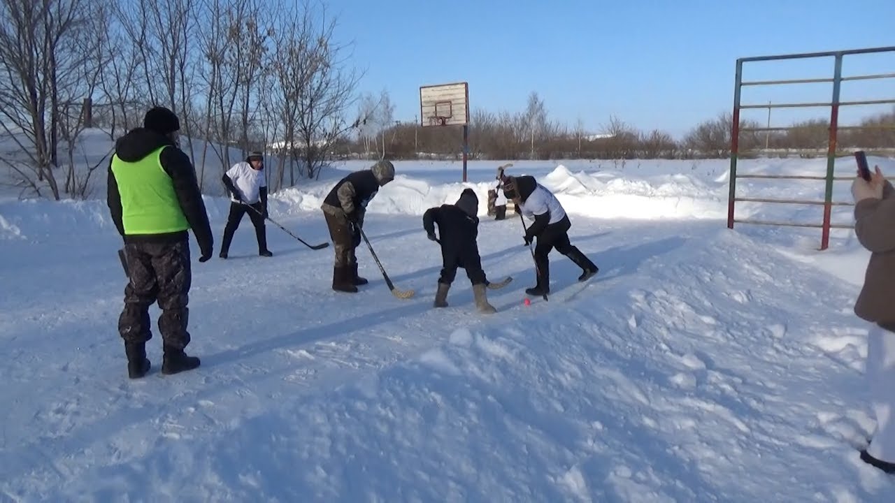 В Ульяновской области семьи сразились на фестивале по хоккею на валенках