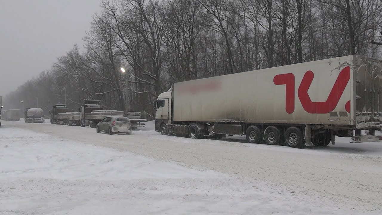 Димитровград в снежном плену: отмена автобусов и блокированные большегрузы
