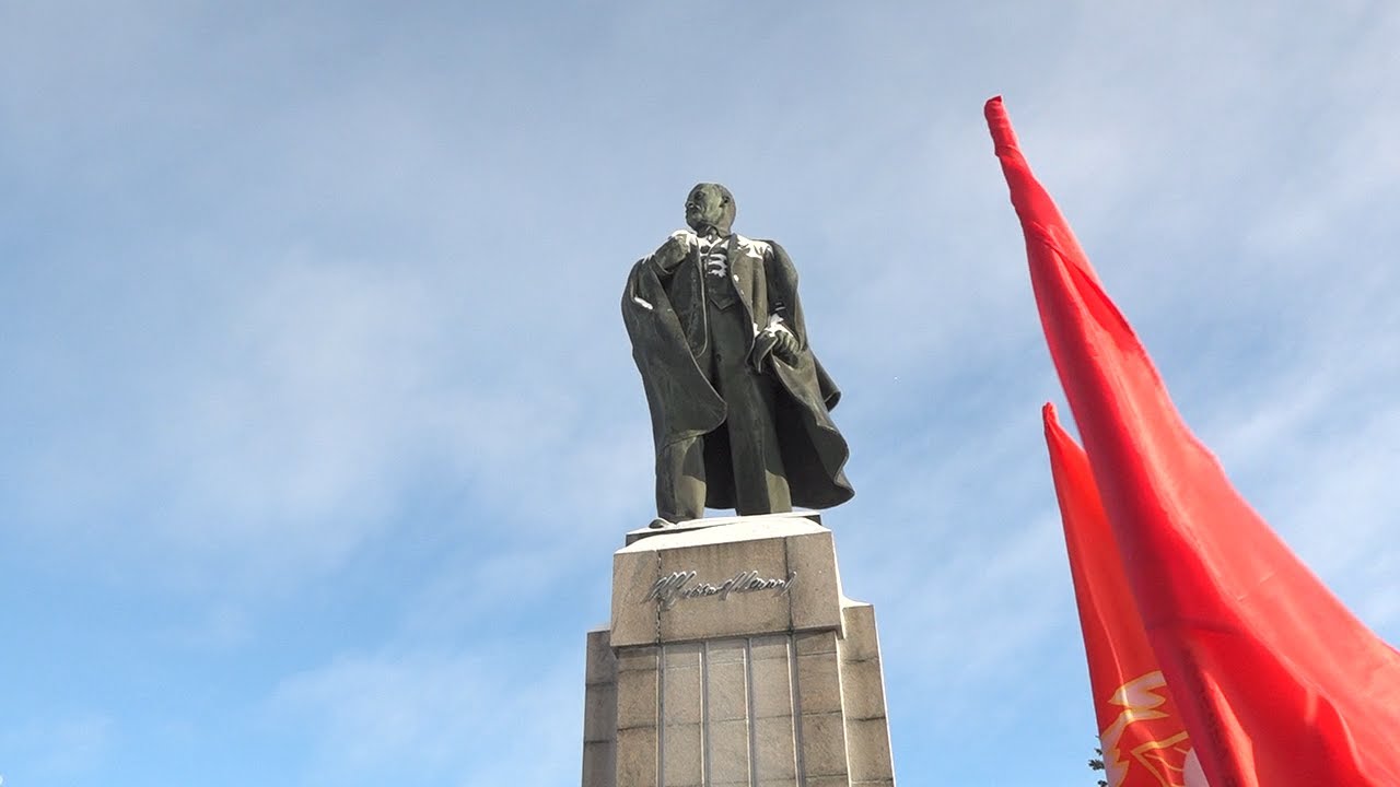 Столетие без вождя: в Ульяновске почтили память Ленина