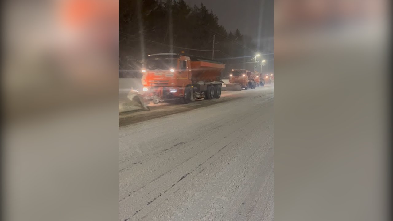 Всю ночь дорожники Ульяновска выгребали снег с улиц