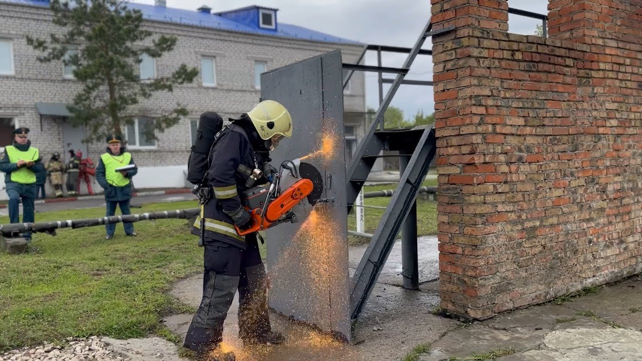 Готовы хоть в огонь, хоть в воду — пожарные показали свою выучку