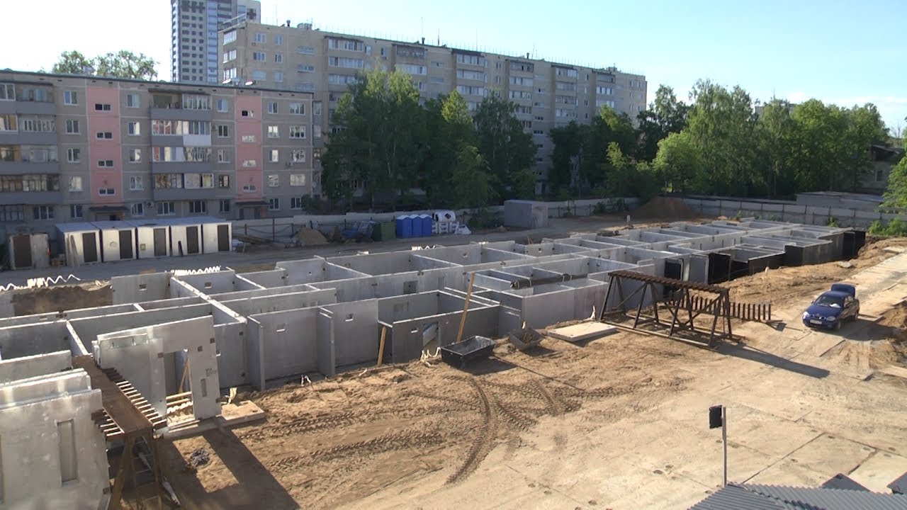 Люди против высотки на месте детского сада