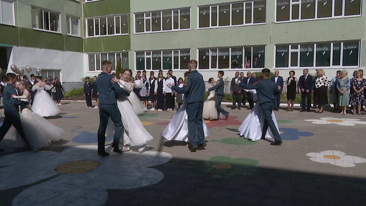 Школа пройдена, впереди — вся жизнь!